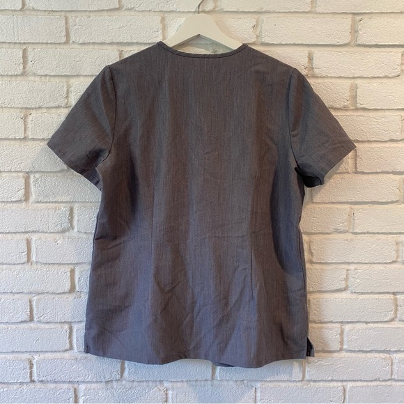 FIGS Women's Graphite Gray CASMA V-neck Front Pockets Scrub Top Size Medium - Picture 5 of 8